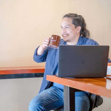 lendl sitting chair macbook smile coffee