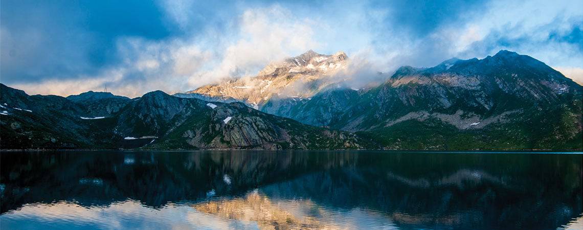 3-Reasons-Why-One-Page-Websites-and-Parallax-Could-be-Bad-for-Business Snow peaked mountain range against a misty cloud sky