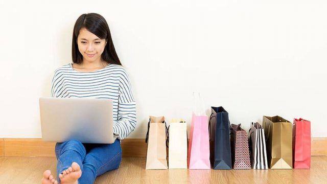 woman online shopping