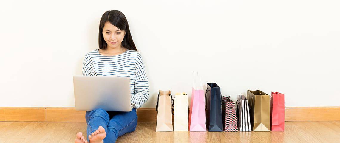 woman online shopping