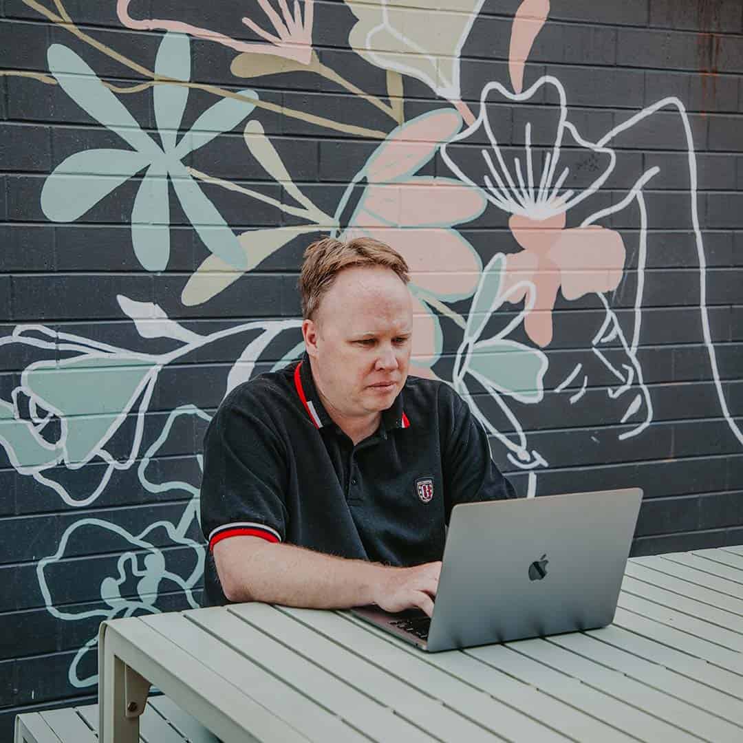 jarrod partridge looking macbook Jarrod Partridge looking at his MacBook