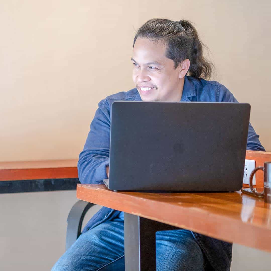 lendl-trazo-desk-macbook-smiling lendl trazo desk macbook smiling